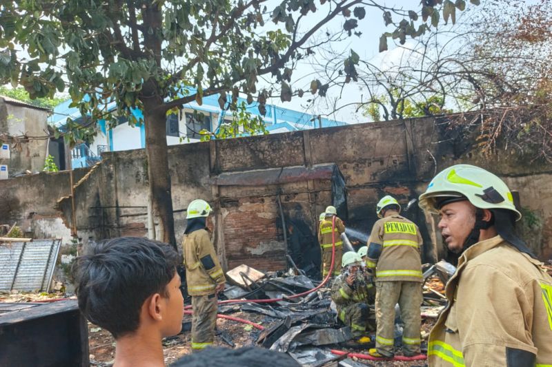 Kebakaran Bedeng dan Dua Mobil di Tebet, Kerugian Ditaksir Rp80 Juta
