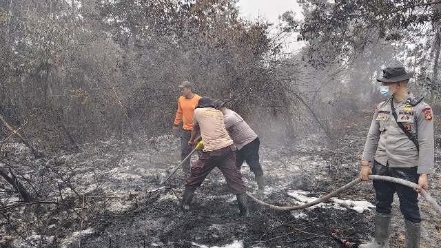 Hujan Dua Jam Belum Padamkan Karhutla Kubu Raya, Satgas Suntik Bara Gambut dengan X-Fire