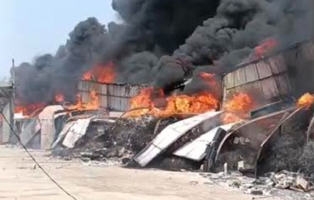 20 Gudang di Pergudangan Kosambi Tangerang Terbakar, Petugas Masih Berjibaku Padamkan Api
