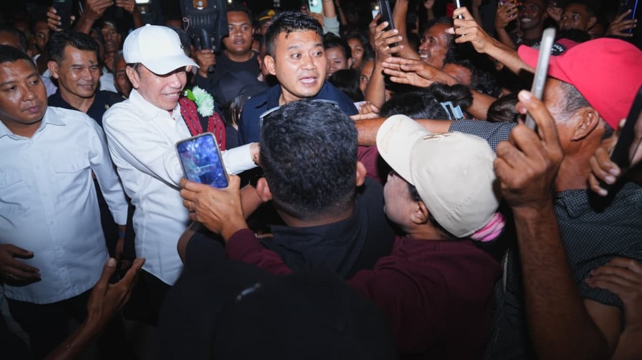 Jokowi Temui Korban Gempa Pulau Palue, Serahkan Bantuan Malam Hari