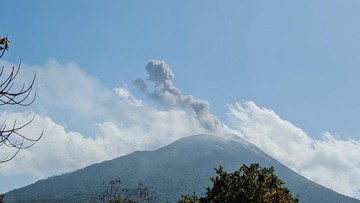 270 Kali Erupsi Sehari, Gunung Ili Lewotolok di NTT Paksa Dua Bandara Tutup