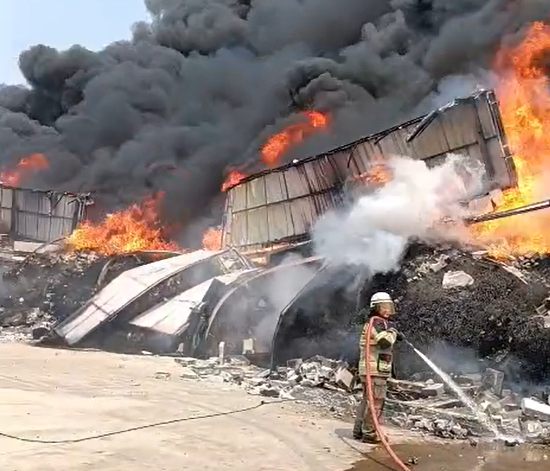 20 Gudang di Pergudangan Kosambi Permai Tangerang Terbakar, Asap Hitam Membubung