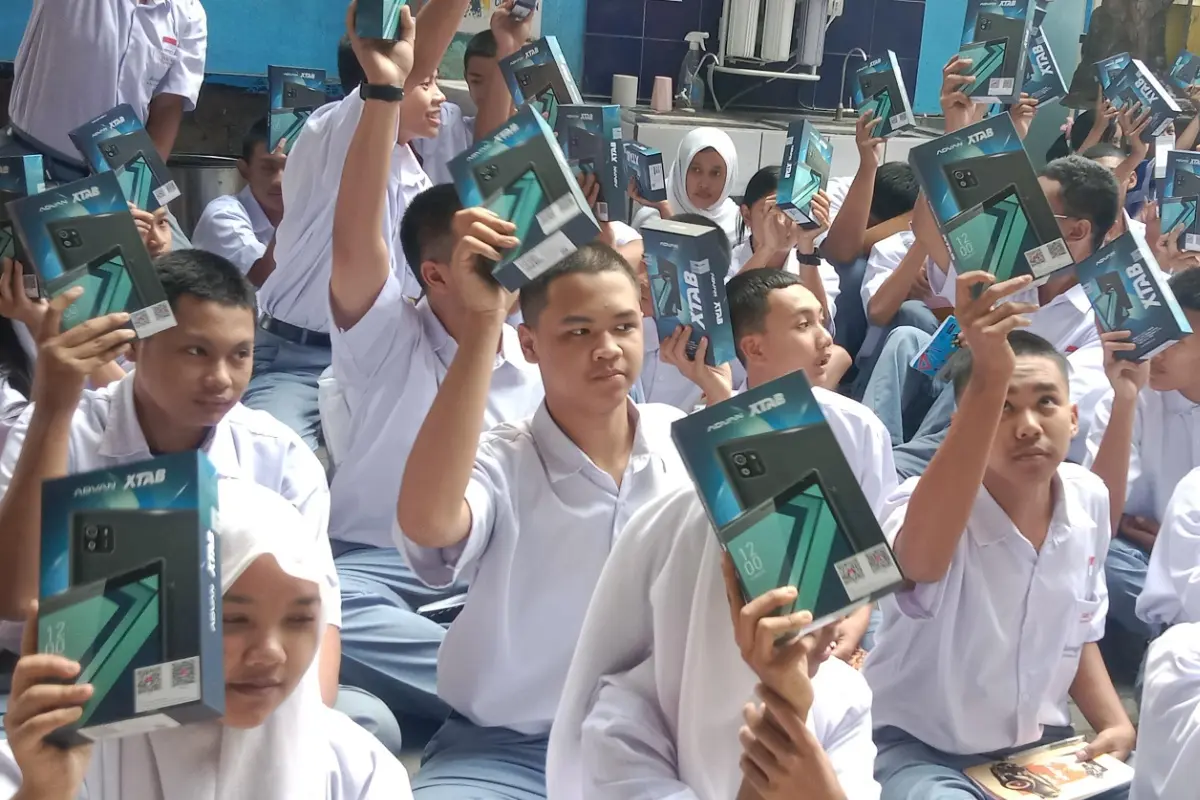 SMK PGRI 3 Malang Bagikan Tablet ke 987 Siswa untuk Belajar AI