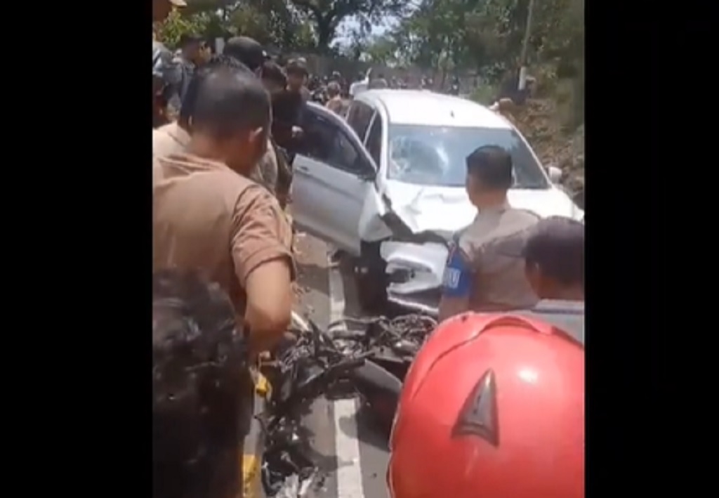 Minibus Oleng di Jalur Tretes Pasuruan Tabrak Pemotor, Sopir Diduga Mabuk