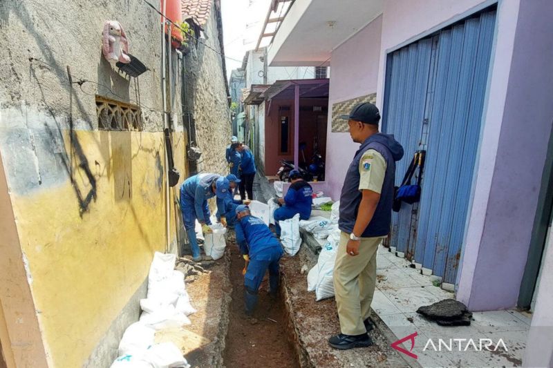 Warga Ciracas Keluhkan Saluran Air Rusak 15 Tahun, Kini Direvitalisasi 52 Meter