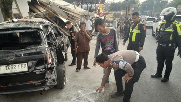 Truk Boks Rem Blong Tabrak Mobil Parkir dan Bangunan di Puncak Bogor