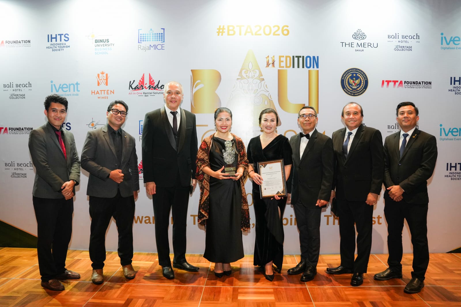 Elizabeth International Raih 