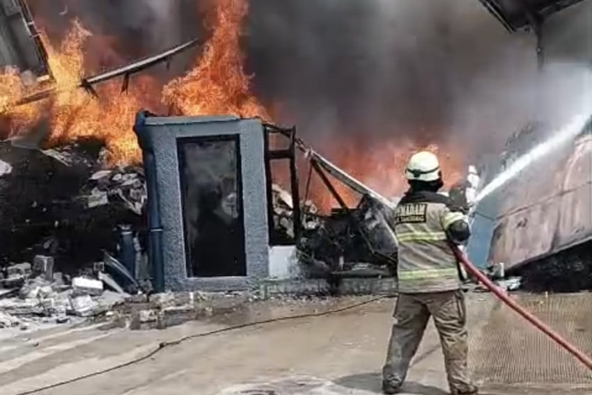 Kebakaran Hanguskan 20 Gudang di Pergudangan Kosambi Tangerang