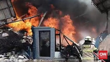 Kebakaran 26 Gudang di Kosambi Belum Padam Usai Tujuh Jam, Air Jadi Kendala
