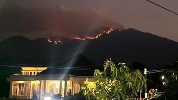 Kebakaran Melanda Puncak Gunung Wilis, Api Bergerak ke Arah Nganjuk