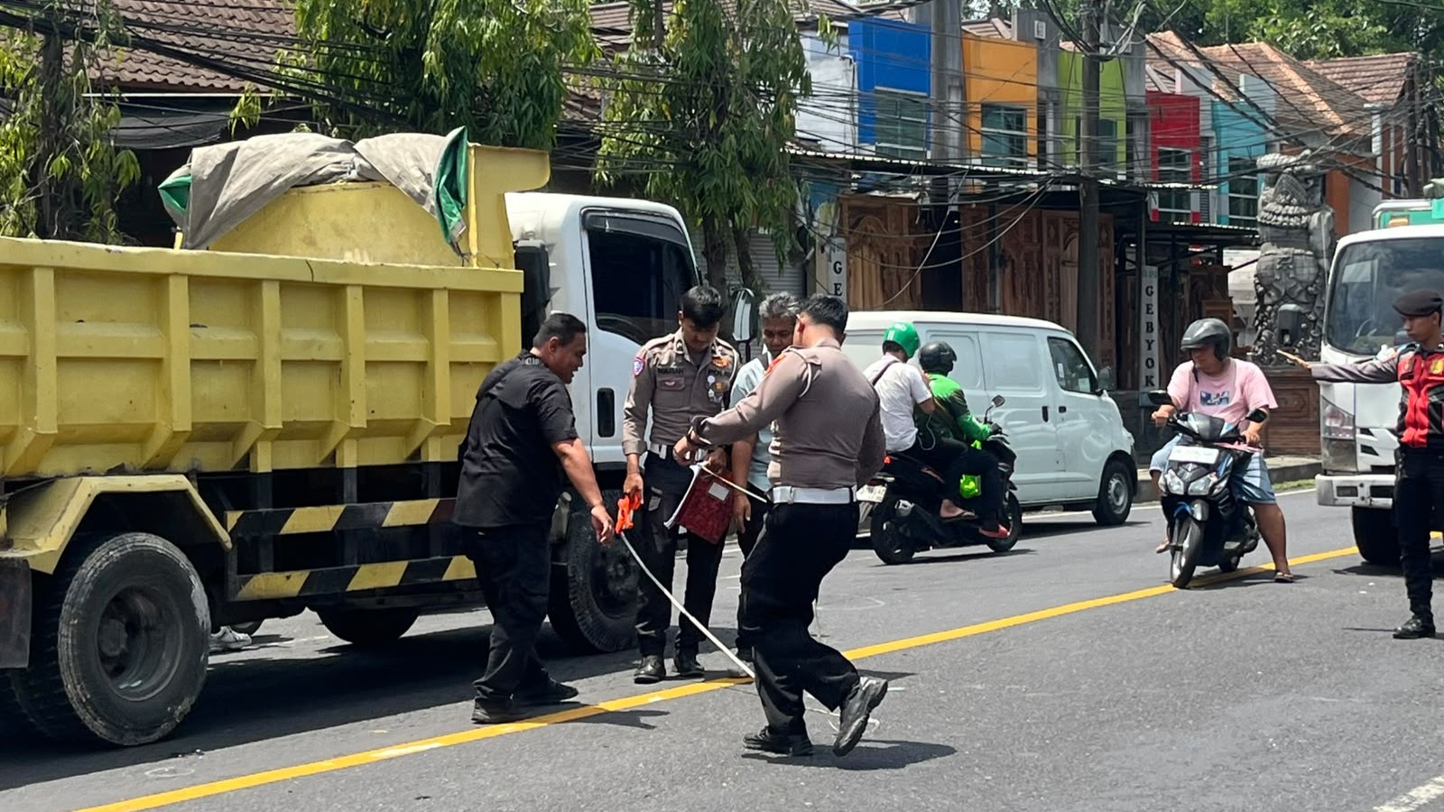 Kecelakaan Tiga Kendaraan di Jalur Denpasar-Gilimanuk Tabanan, Satu Penumpang Tewas Terlindas Truk