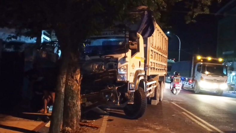 Truk Oleng Tabrak Motor di Tuban, Dua Pelajar Selamat Berkat Lompat