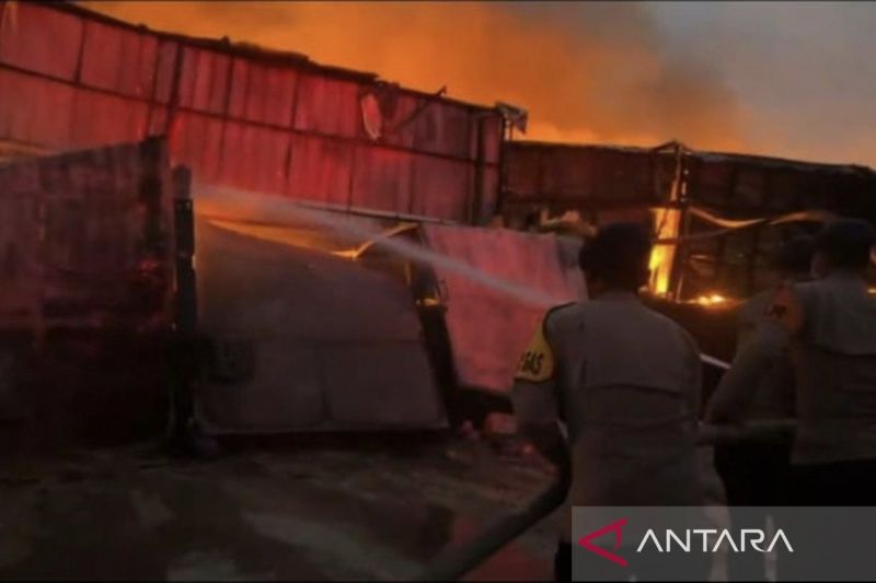 Polda Metro Jaya Kerahkan Water Cannon Padamkan Kebakaran 26 Gudang di Tangerang
