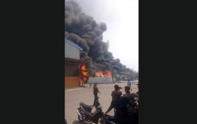 Kebakaran di Pergudangan Kosambi Tangerang Hanguskan Lima Gudang