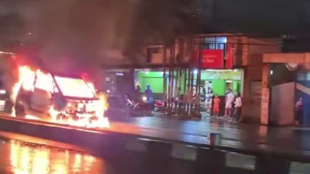 Kebakaran Mobil Listrik Jadi Sorotan, Gulkarmat DKI Kini Punya Selimut Anti-Api
