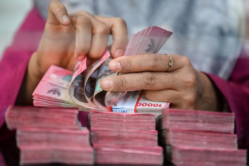 Rupiah Jakarta Berakhir di 17.696, Pasokan Minyak Jadi Bayangan Pasar