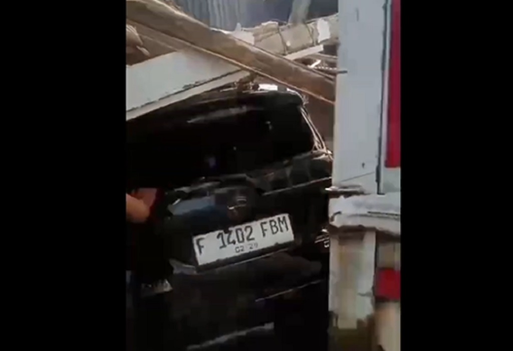 Truk Boks Rem Blong Tabrak Minibus dan Bengkel di Puncak Bogor