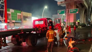 Motor Vs Truk Trailer di Priok, Pengendara Tewas dan Kabin Terbakar