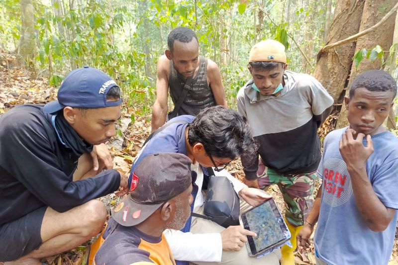 Tim Unhas Bantu Warga Fakfak Timur Padamkan Karhutla Lewat Pemetaan Drone