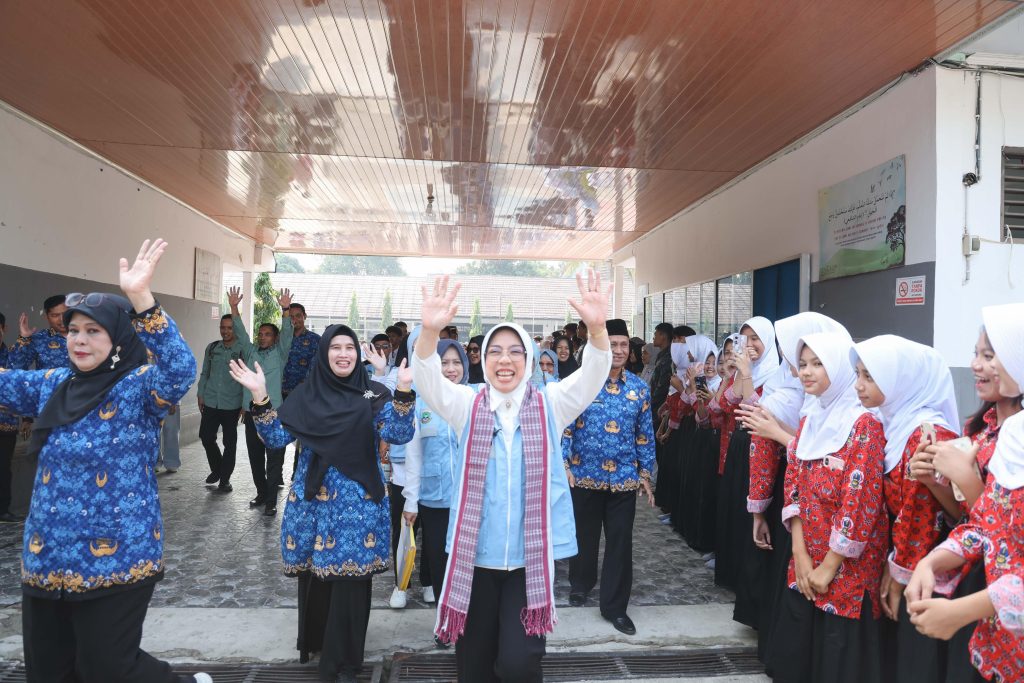 Ketua TP PKK Banten Tinawati Tinjau Lomba Sekolah Sehat di SMAN 1 Ciruas, Soroti 14 Siswa Papua dan Bahaya Perundungan