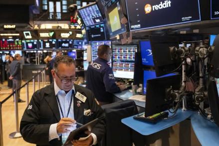 The Fed Naikkan Suku Bunga, Wall Street Ditutup Melemah