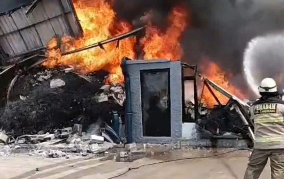 Kebakaran di Pergudangan Kosambi Permai Tangerang Hanguskan 28 Gudang, Api Diduga dari Gudang Spring Bed
