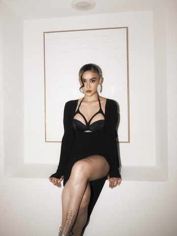 Agnez Mo Hadiri Pre-Party Emmy 2026 dengan Dress Jean Paul Gaultier