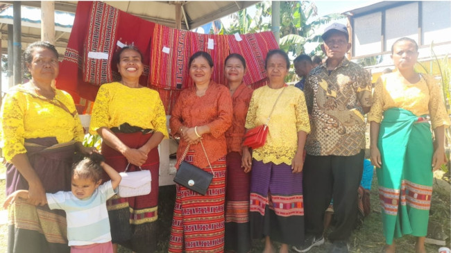 Pengrajin Tenun Ikat Desa Obaki TTS Pertahankan Motif Loka, Disebut Simbol Harga Diri