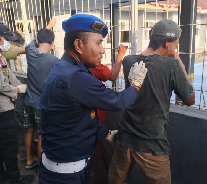 Lapas Ternate Geledah Blok Napi Narkotika Bareng TNI-Polri, Dua Handphone dan Korek Api Disita