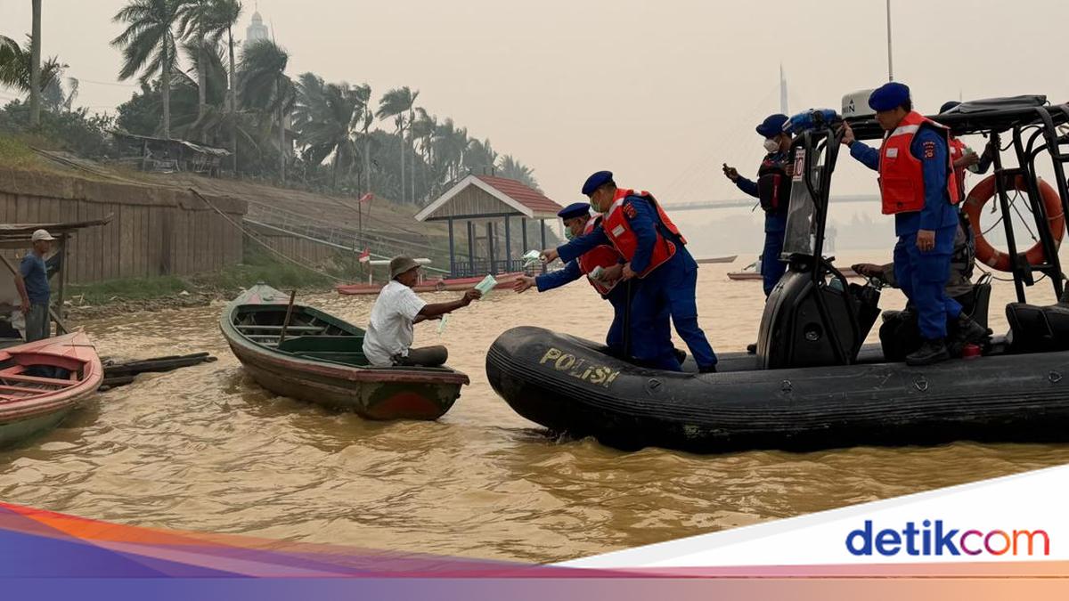 Kabut Asap Karhutla Pekat di Kota Jambi, Polisi Bagikan Masker ke Pengemudi Ketek dan Nelayan Sungai Batanghari
