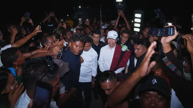 Jokowi Kunjungi Pengungsi Gempa Sikka, Bermalam di Pulau Palue
