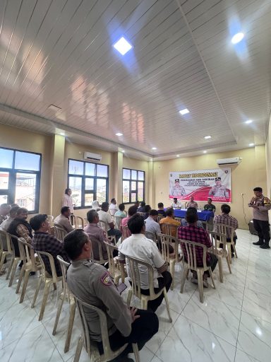 Polsek Ilir Barat I Palembang Kumpulkan RT RW Awasi Remaja Keluar Malam, Celurit Tawuran Dipamerkan di Rapat