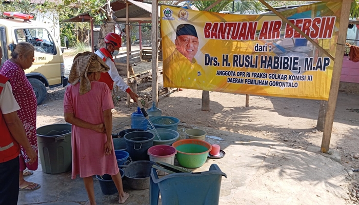 Rusli Habibie Kerahkan PMI dan BPBD Salurkan Air Bersih ke 25 Desa di Gorontalo