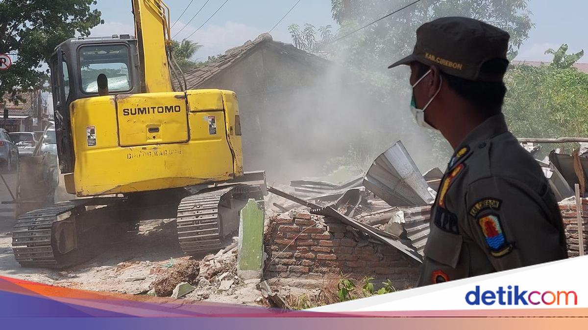 317 Bangunan Liar dan Lapak PKL di Jalan Antasari Cirebon Dibongkar, Pedagang Belum Dapat Lokasi Relokasi
