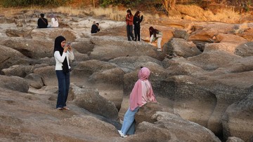 Sungai Jeneberang Gowa Mengering, Warga Berburu Foto di Dasar Batuan