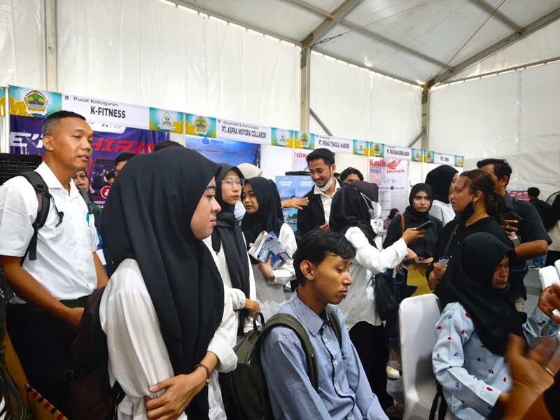 Tempuh 6 Jam Naik Motor dari Cilacap, Islah Penyandang Disabilitas Tuli Ikut Job Fair Semarang
