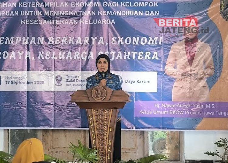 Bupati Kendal Dukung 50 Perempuan Bulugede Kuasai Keterampilan Ekonomi Lewat Pelatihan BKOW Jateng