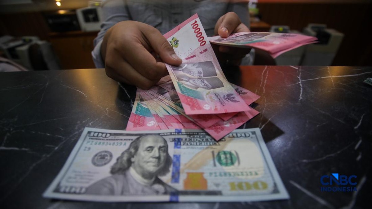 The Fed Naikkan Bunga ke 3,75%-4,00%, Rupiah Dibuka Melemah ke Rp17.705
