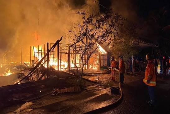 Karhutla Sampit di Mentawa Baru Ketapang Merambat ke Permukiman, Dua Rumah Warga di Sawahan Terbakar