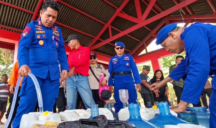 Polda Sulut dan PDAM Wanua Wenang Salurkan 64 Ribu Liter Air Bersih ke Warga Pulau Manado Tua dan Siladen