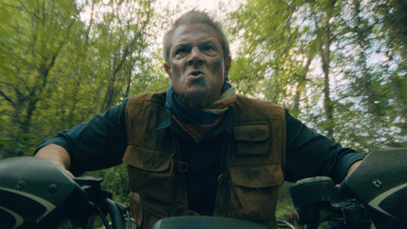Johnny Knoxville Bintangi Tiny Fugitives, Komedi Kamp Musim Panas Rating R