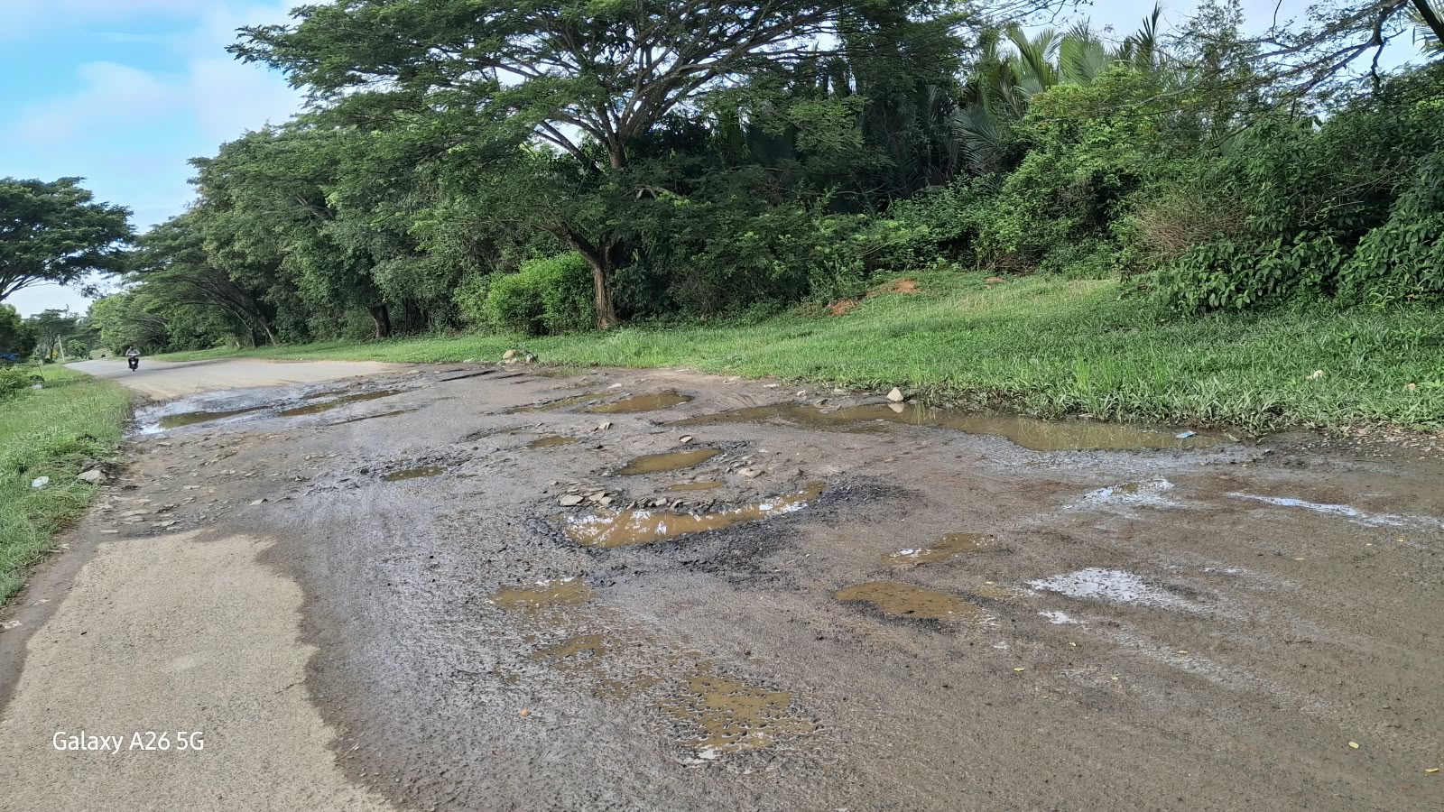 Warga Binusan Nunukan Desak Perbaikan Jalan Rusak RT 02 Sebelum Acara Iraw, Sejumlah Pengendara Sudah Jatuh