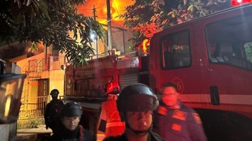 Pabrik Kancing di Bekasi Timur Terbakar Dini Hari, Api Padam Tiga Jam Kemudian