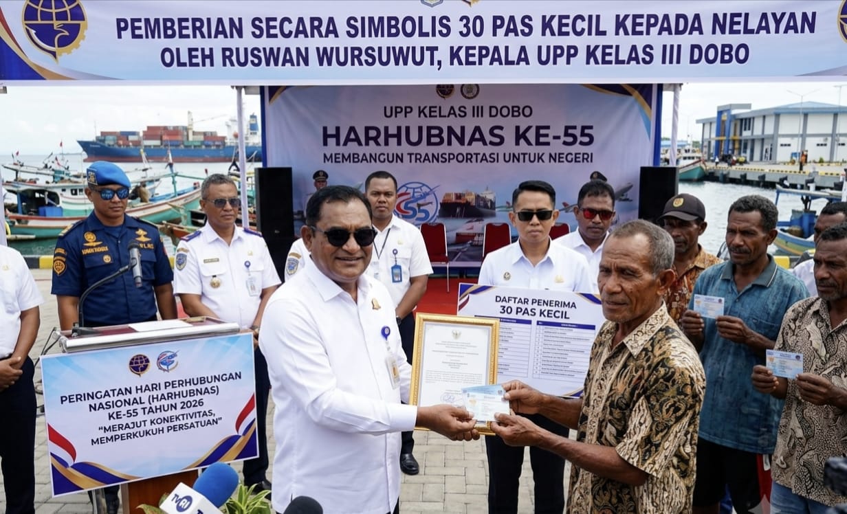 UPP Dobo Serahkan 30 Pas Kecil ke Nelayan Kepulauan Aru, Targetkan Tuntas Bertahap Tiap Bulan