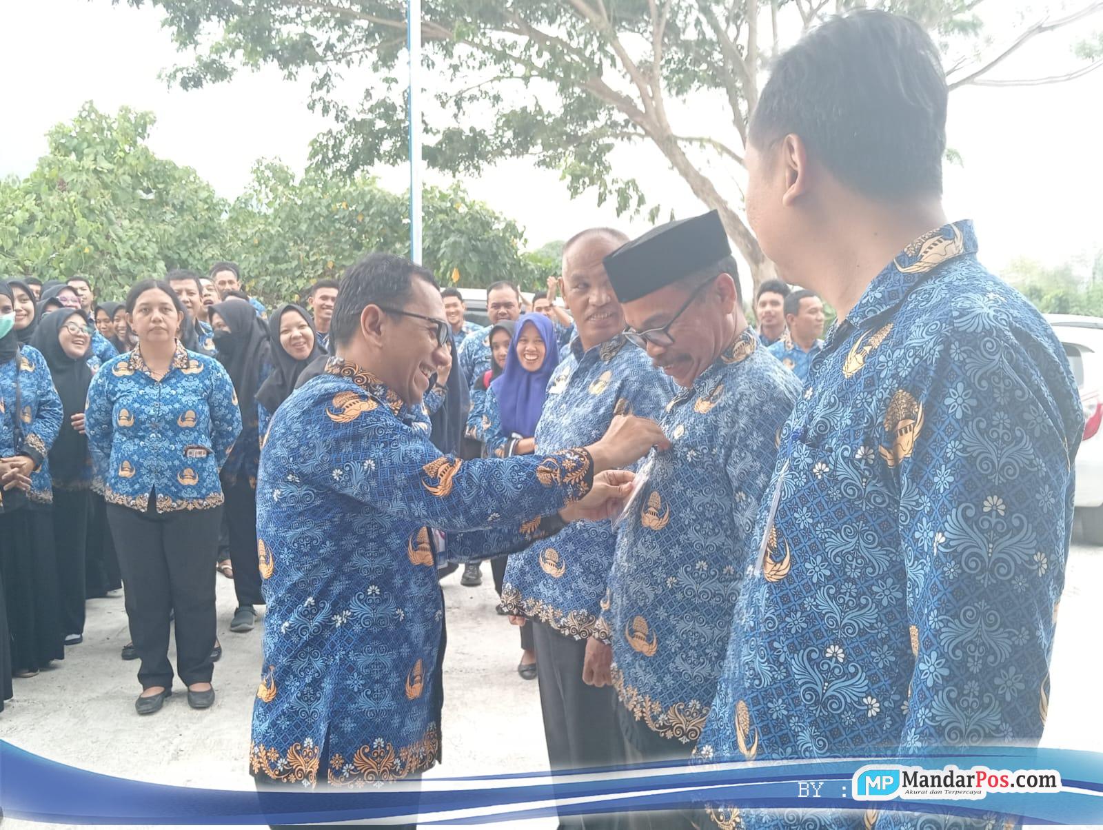 DiskominfoSS Sulbar Serahkan Kartu ASN Pintar, Jam Kerja Pegawai Terpantau Otomatis Mulai 17 September 2026