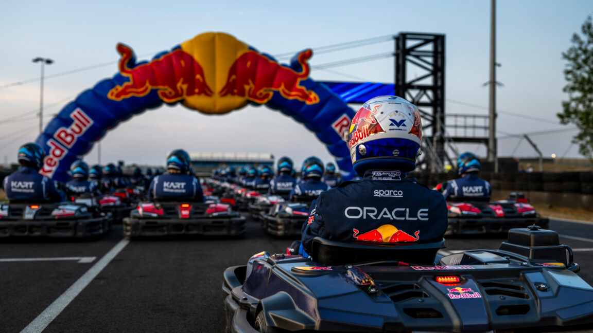 Max Verstappen Balapan Lawan 100 Kart Sekaligus di Sirkuit Silverstone