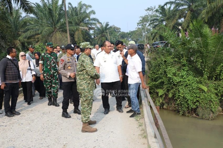 Bupati Asahan Boyong Satgas PRR Tinjau Jembatan dan Jalan Rusak Pascabanjir di Simpang Empat