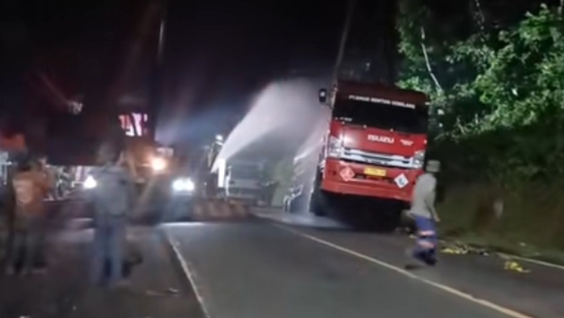 Truk BBM Pertamina Terperosok ke Parit di Gunung Gumitir, Evakuasi Pakai Alat Berat