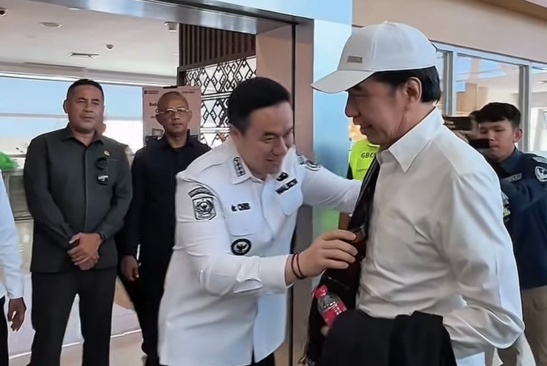 Jokowi Tinjau Pengungsi Gempa Flores di Pulau Palue, Transit di Kupang Disambut Selendang Tenun NTT