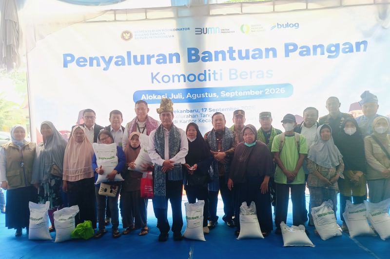 Mentan Serahkan Bantuan Beras Bulog di Pekanbaru, 619.930 Warga Riau Jadi Penerima